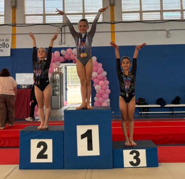 Tres jóvenes gimnastas del CD Montgó con medallas en un podio de competición.