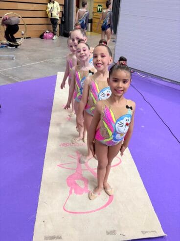 Las pequeñas gimnastas del equipo Doraemon tras su participación en el Nacional