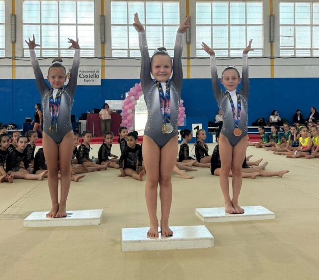 Tres gimnastas del Montgó-Xàbia con medallas en un podio en Castellón.