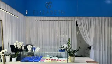 Interior elegante con vitrinas de alta joyería de oro y plata de ley en Xàbia