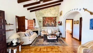 Interior funcional y elegante ideal para familias y teletrabajo