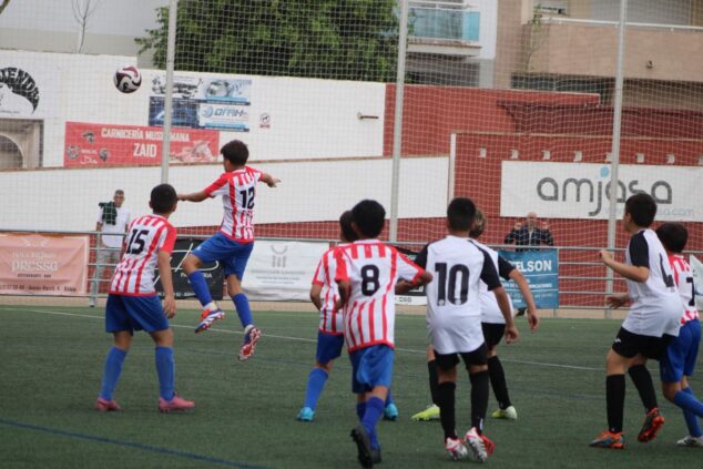 Imagen: Jóvenes jugadores del CD Jávea en un partido