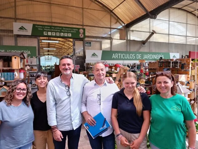Imagen: El concejal Juanlu Cardona y el equipo de Creama Xàbia en la empresa Montgó Verd.