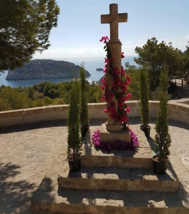 La creu engalanada en la recuperació de les Festes del Portitxol. Any 2014. Arxiu de FB de les Festes del Portitxol