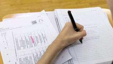 La estrategia pedagógica diseñada para certificar los niveles oficiales antes de que comience el nuevo curso