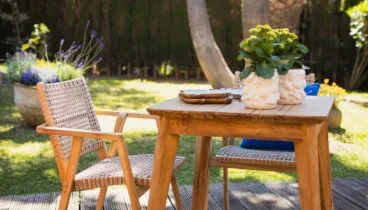 Mesa de comedor exterior de madera tropical