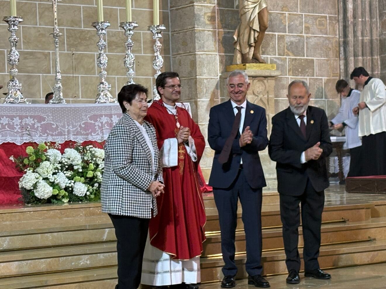 El párroco D. Juan Antonio Navarro con la Medalla de Plata de la Cofradía de Jesús Nazareno
