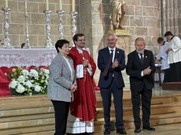 El párroco D. Juan Antonio Navarro con la Medalla de Plata de la Cofradía de Jesús Nazareno