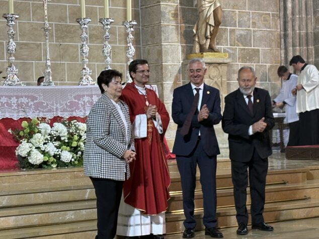 Imagen: El párroco D. Juan Antonio Navarro con la Medalla de Plata de la Cofradía de Jesús Nazareno
