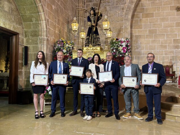 Imagen: Mayorales de 2026 junto a la imagen de Jesús Nazareno con el diploma