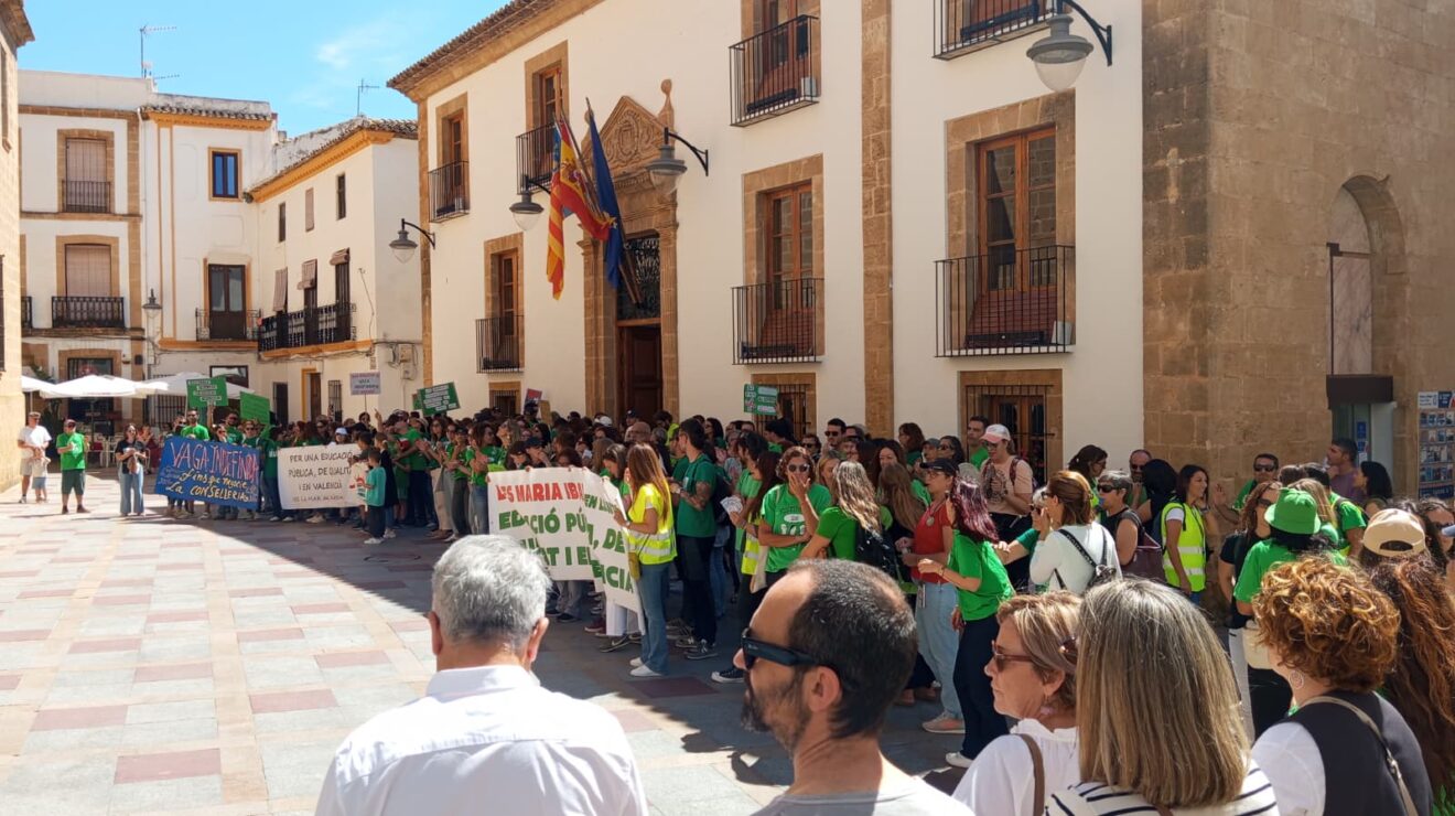 Centenares de docentes de la Marina Alta en la movilización educativa en Xàbia