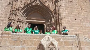 Maria Polo, con el megáfono durante la concentración en Xàbia
