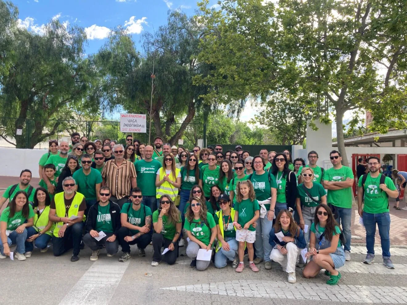 Piquete informativo a las puertas de un centro educativo de Xàbia