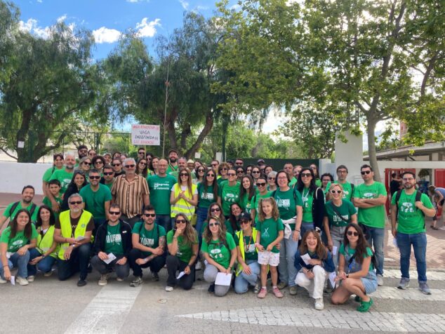 Imagen: Piquete informativo a las puertas de un centro educativo de Xàbia