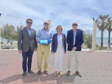 Luis Nogueroles, Alejandro de Liniers y la alcaldesa Rosa Cardona sostienen la Bandera Azul 2026 del CN Jávea durante el acto en Xilxes.