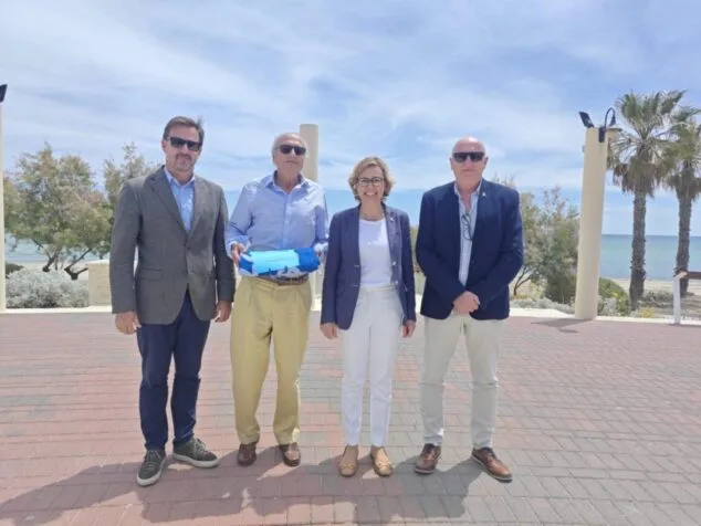 Luis Nogueroles, Alejandro de Liniers y la alcaldesa Rosa Cardona sostienen la Bandera Azul 2026 del CN Jávea durante el acto en Xilxes.