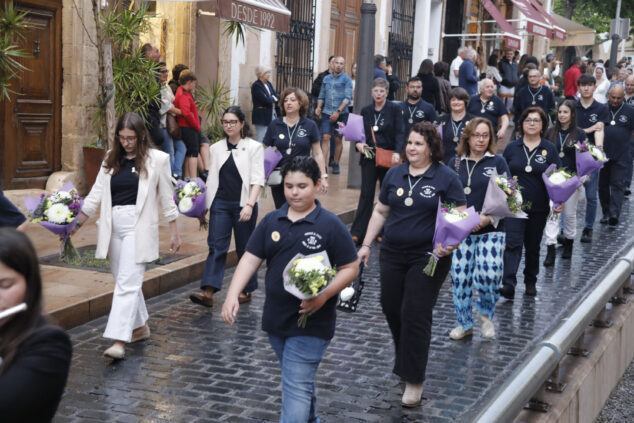 Imagen: Comisión festera en la ofrenda de flores a Jesús Nazareno en Xàbia 2026