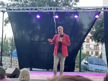 Óscar Tramoyeres en el cierre del ciclo de Dijous de Comèdia de Xàbia