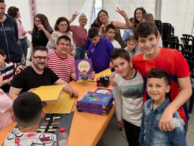 Imagen: Paco Cholbi firmando el libro 'Què li ha passat al Monstre Petorro?' a niños tras el espectáculo.