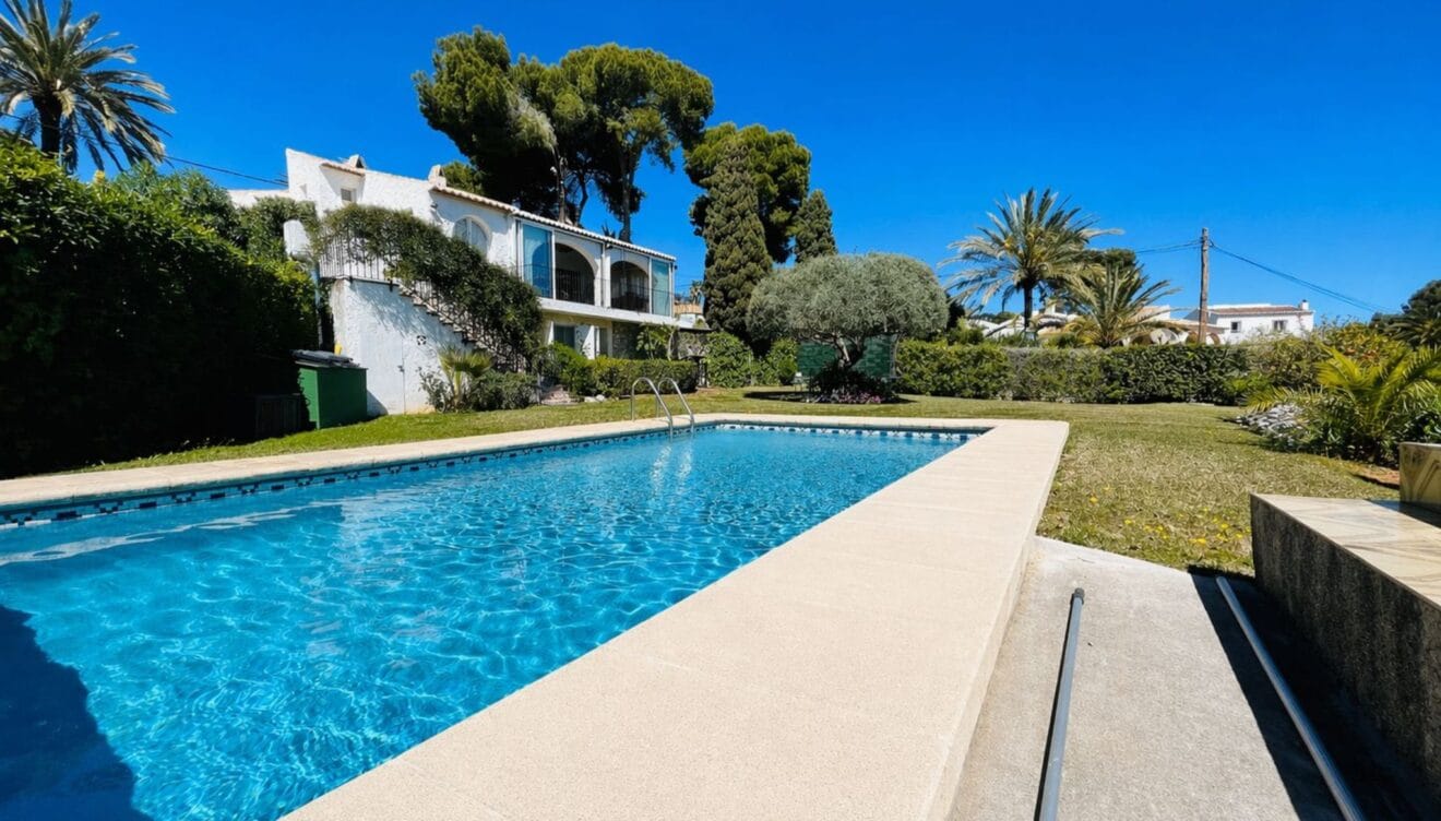 Piscina privada y jardín mediterráneo en villa exclusiva de Xàbia