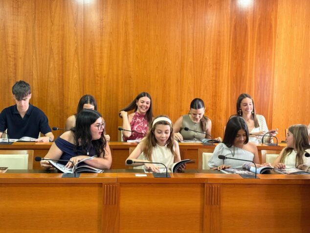 Imagen: Cargos de Fogueres 2026 viendo el libro de fiestas
