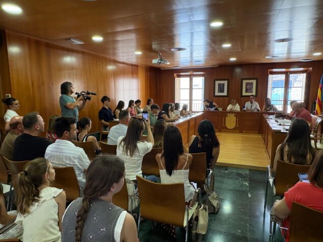Imagen: Asistentes al acto de presentación del Libro de Fiestas de Fogueres 2026