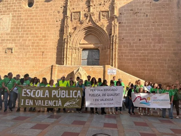 Imagen: Concentración de docentes y familias con pancartas a favor de la escuela pública en Xàbia.