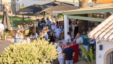 Público disfrutando del tardeo de los sábados de junio a septiembre