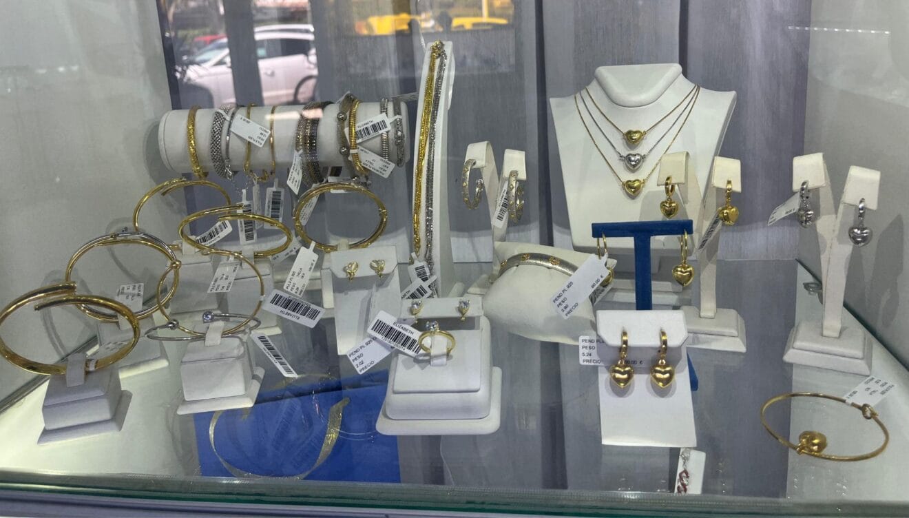 Pulseras y collares de oro con diamantes naturales tallados de máxima pureza