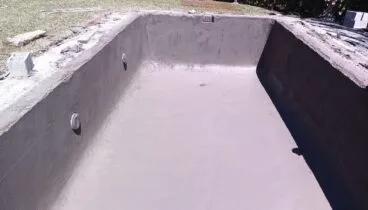Reparación de microfisuras en el revestimiento de la piscina