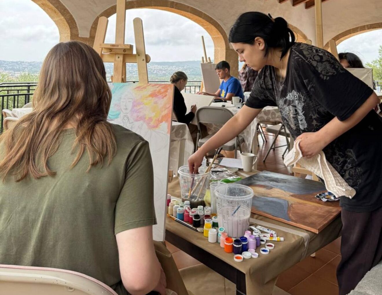 Jóvenes artistas ucranianos pintando durante la residencia artística en Jávea
