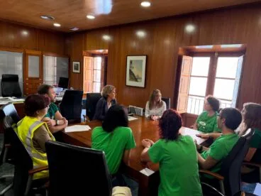 Fotografía de la reunión entre la alcaldesa de Xàbia, la concejala de Educación y representantes de centros educativos locales alrededor de una mesa.