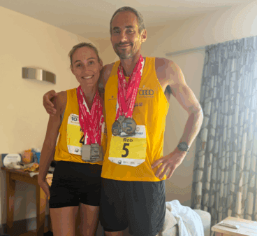 Katie y Rob Harrison tras el reto de los 10 maratones en 10 días
