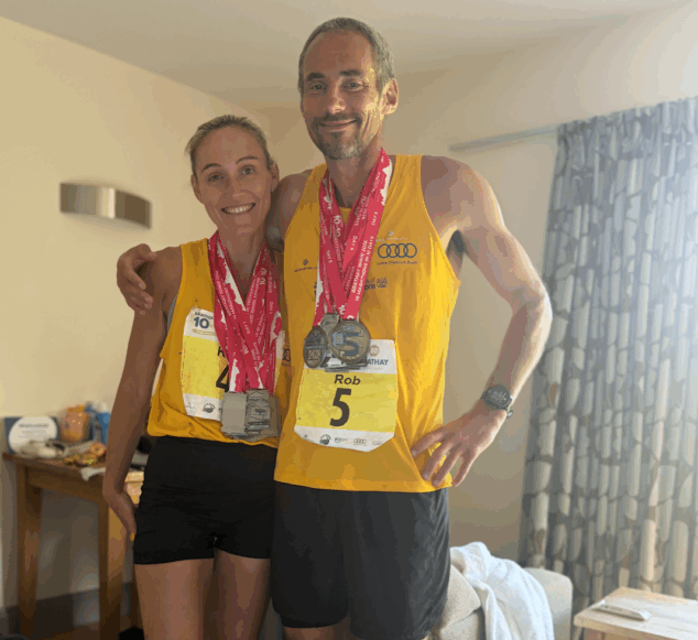 Imagen: Katie y Rob Harrison tras el reto de los 10 maratones en 10 días