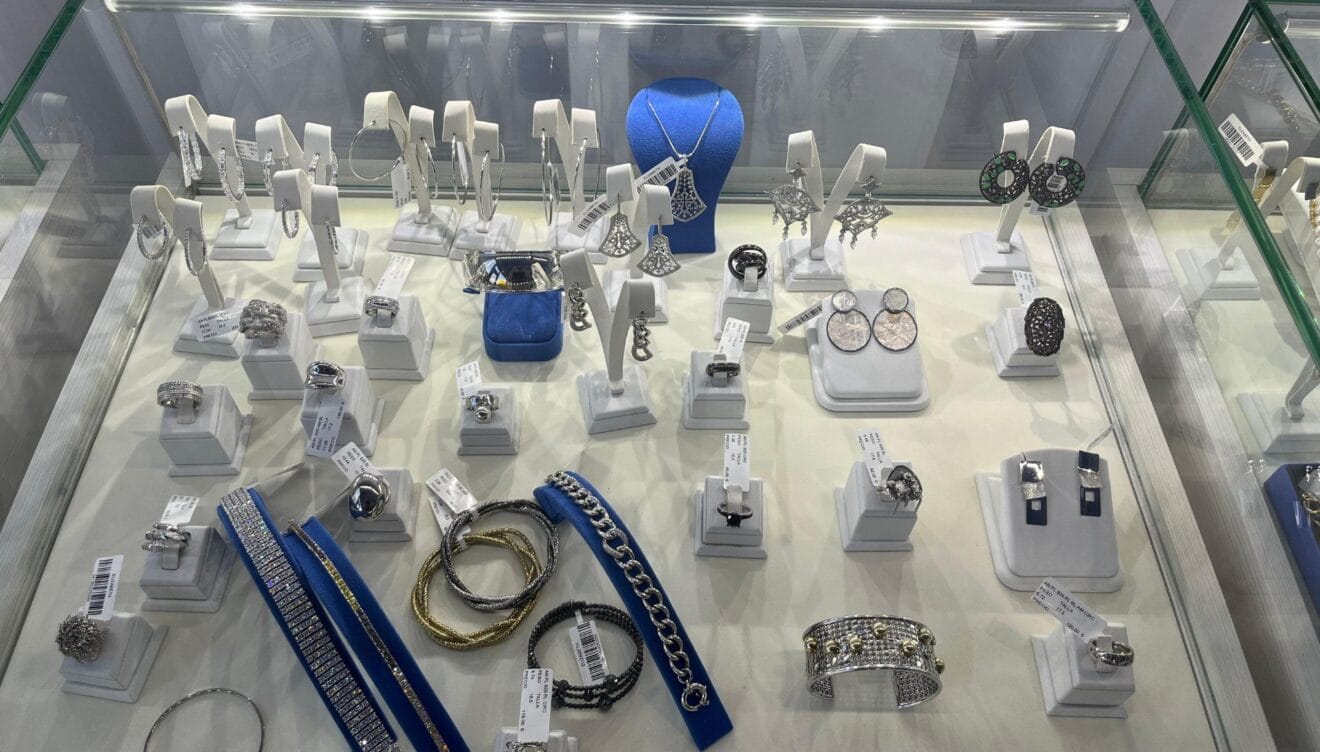 Selección de joyas exclusivas combinando el brillo de la plata italiana y la calidez del oro