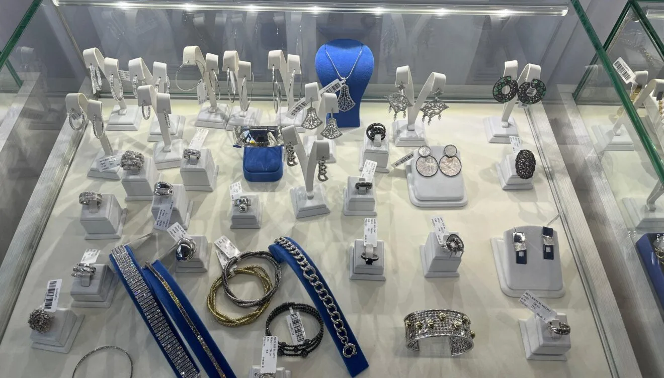 Selección de joyas exclusivas combinando el brillo de la plata italiana y la calidez del oro