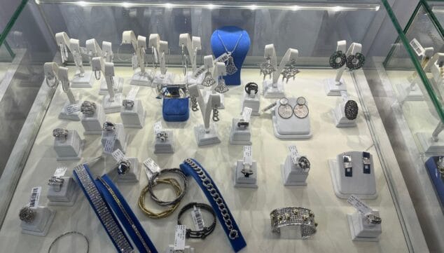 Imagen: Selección de joyas exclusivas combinando el brillo de la plata italiana y la calidez del oro