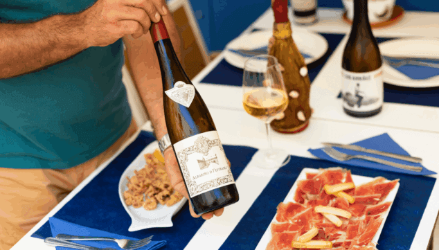Imagen: Selección exclusiva de vinos blancos y tintos de la zona para maridar con la mejor gastronomía mediterránea en el centro de Xàbia