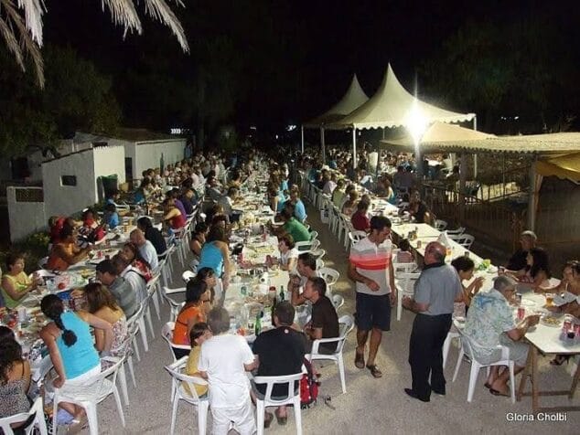 Imagen: Sopar en la nova edició de les festes recuperades. Any 2015. Arxiu de FB de les Festes del Portitxol