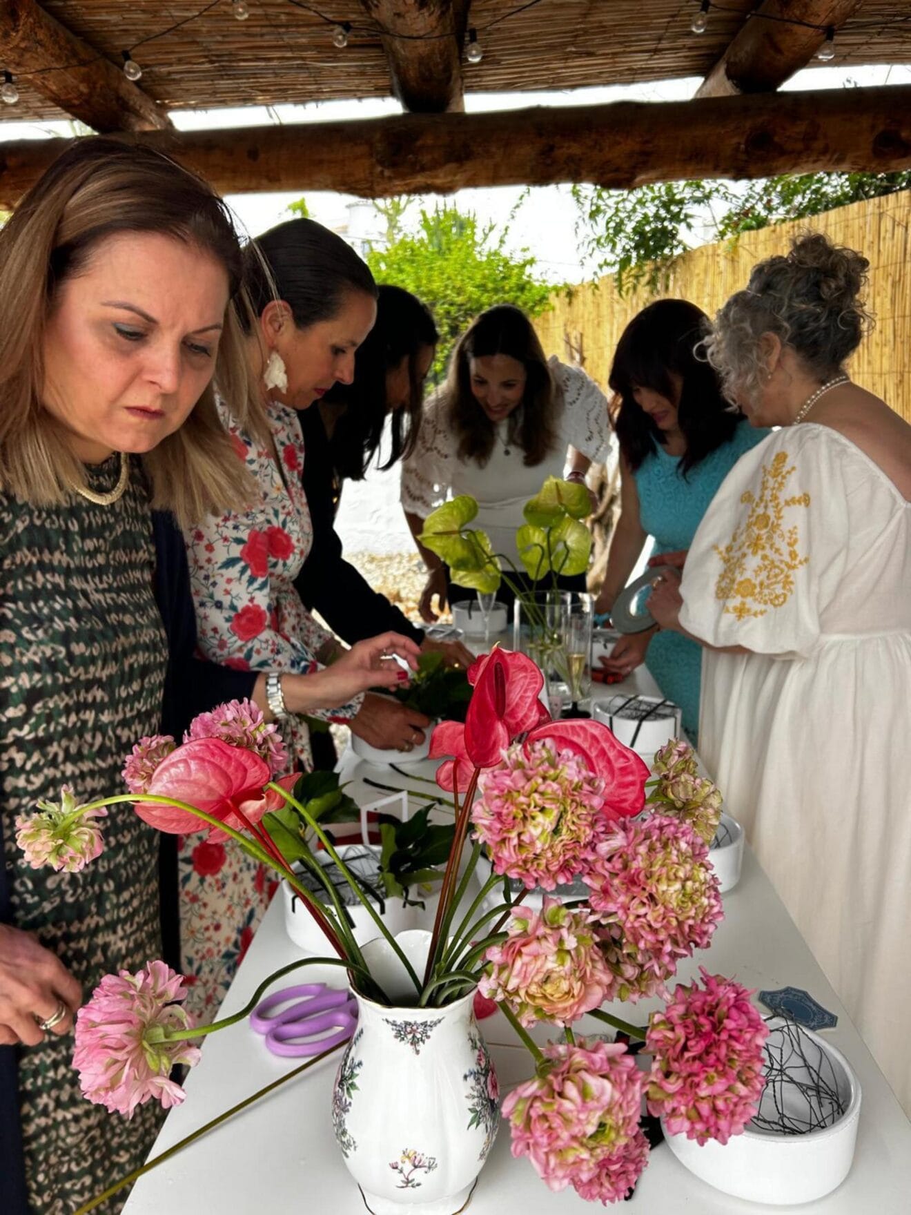 Taller floral durante el evento inspirado en Bridgerton en Xàbia