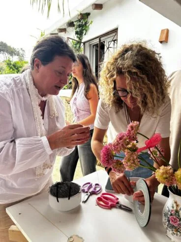 Taller floral en el evento Bridgerton de Xàbia