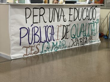 Cartel en defensa de la educación pública en el IES La Mar