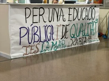 Cartel en defensa de la educación pública en el IES La Mar