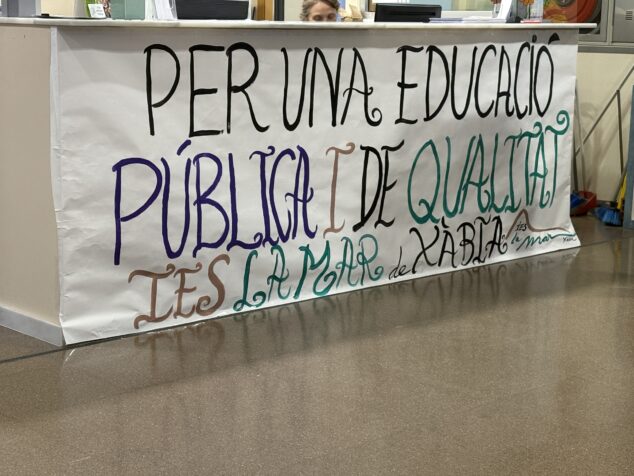Imagen: Cartel en defensa de la educación pública en el IES La Mar