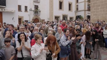 Multitud de personas aplaudiendo en una plaza durante una fiesta popular.