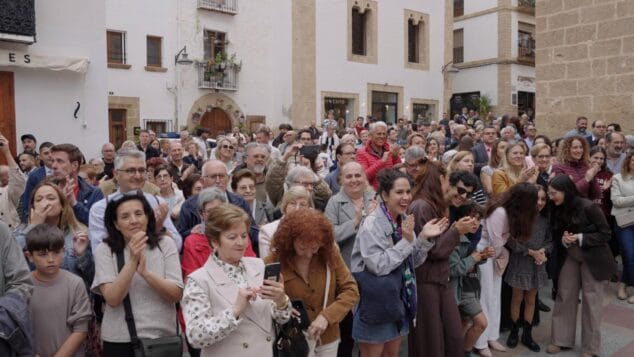Imagen: Multitud de personas aplaudiendo en una plaza durante una fiesta popular.