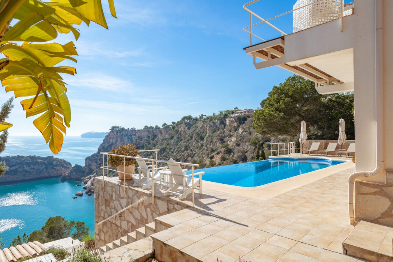 VILLA HORIZONTE INFINITO - PRIMERA LÍNEA SOBRE EL MAR MEDITERRÁNEO EN CALA AMBOLO JAVEA www.costa-houses.com 3