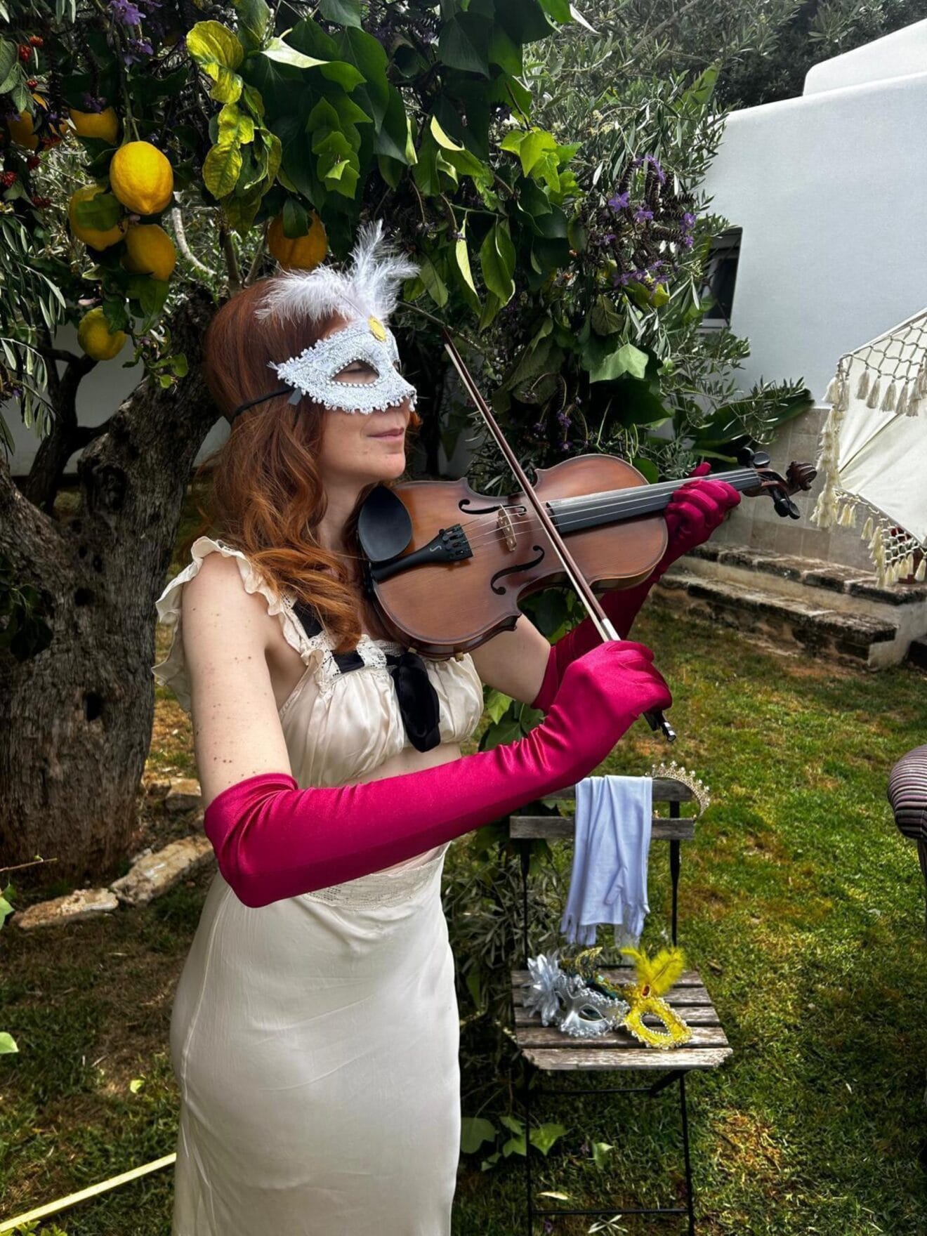 Participante tocando el violín en la fiesta Bridgerton de Xàbia