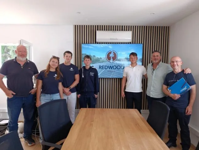 Imagen: Foto de grupo en Redwood Solar con el concejal Juanlu Cardona y personal de Creama Xàbia.