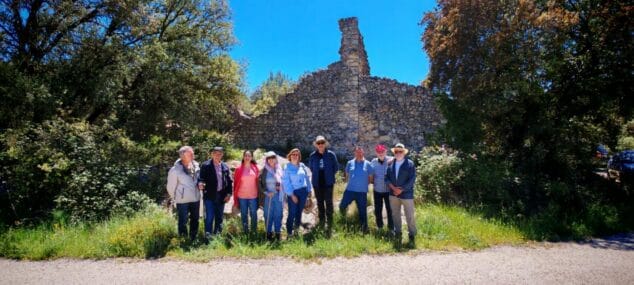Grupo de personas de la Asociación Ribat Al Fath y la Fundació Cirne frente a ruinas en la Vall d'Alcalà.
